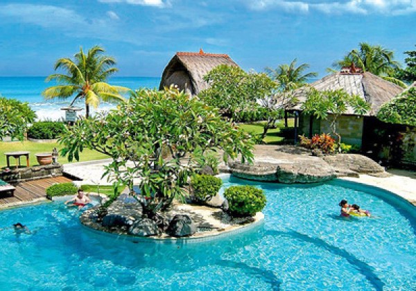 bali-suedkueste-Grand-Balisani-Suites-pool
