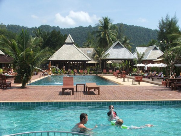 koh-lanta-nakara-long-beach-pool
