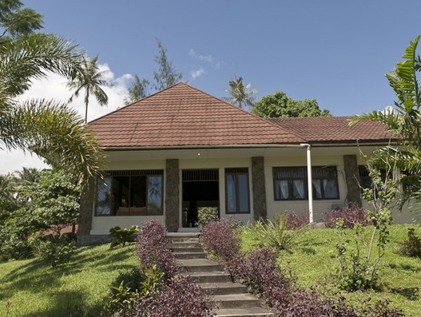 nord-sulawesi-black-sand-lobby
