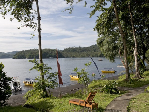 nord-sulawesi-black-sand-sea-beach