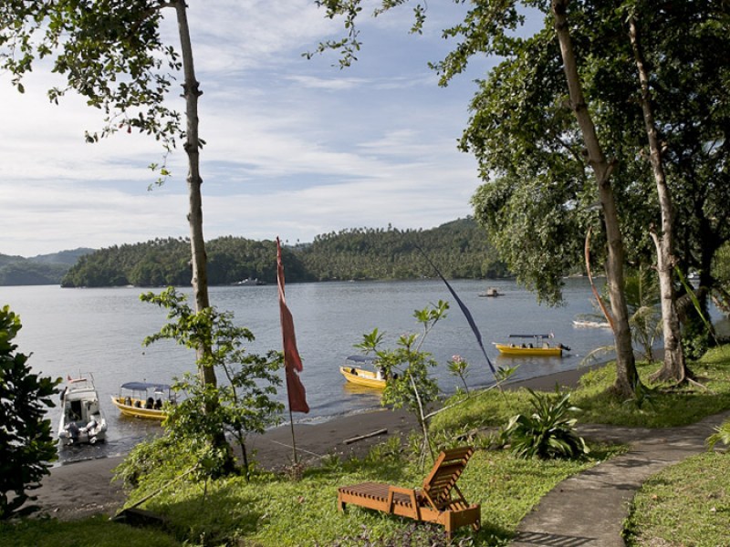 nord-sulawesi-black-sand-sea-beach