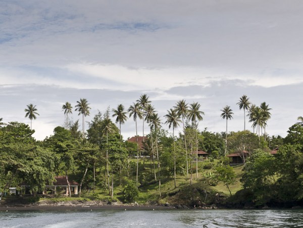 nord-sulawesi-black-sand-vom-see